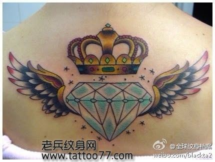 背部流行经典的钻石翅膀皇冠纹身图案