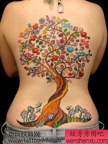 一幅美女背部水果树纹身图案