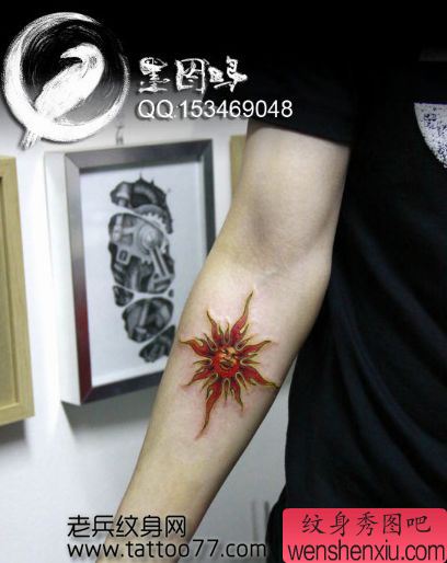 一幅手臂彩色太阳纹身图案