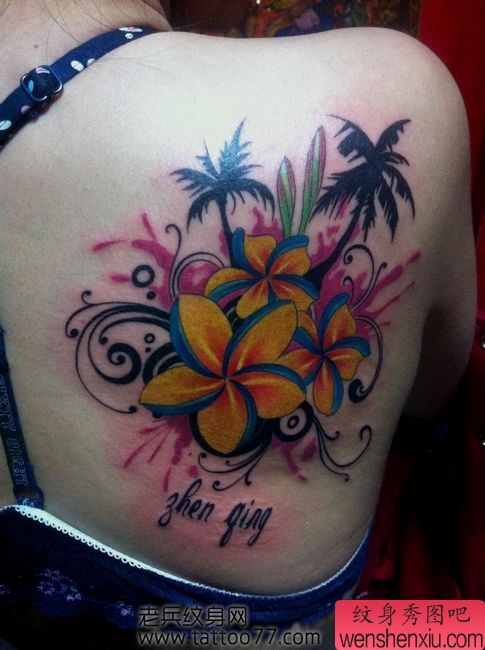 一幅美女背部彩色花卉纹身图案