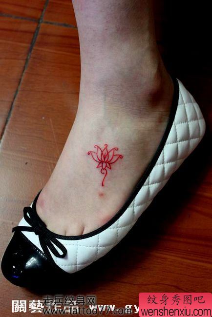 美女脚部唯美小巧的莲花纹身图案