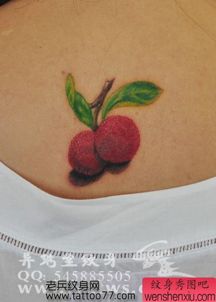 背部好看的杨梅纹身图案