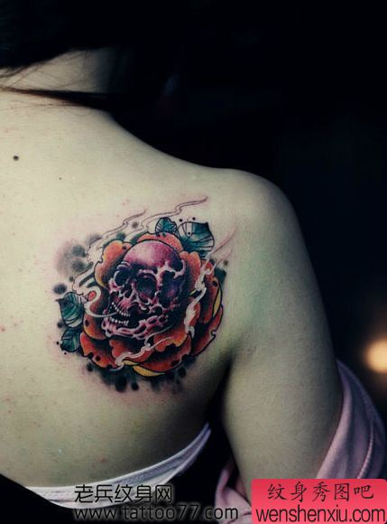美女肩部另类流行的骷髅玫瑰纹身图案