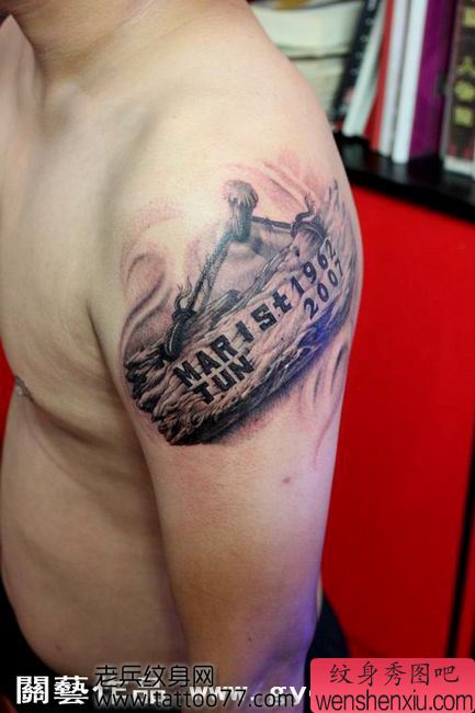 手臂木牌字母纹身图案