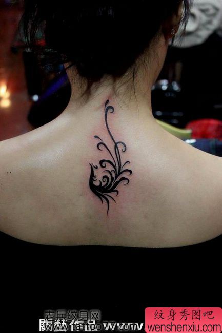 美女背部精美的图腾凤凰纹身图案