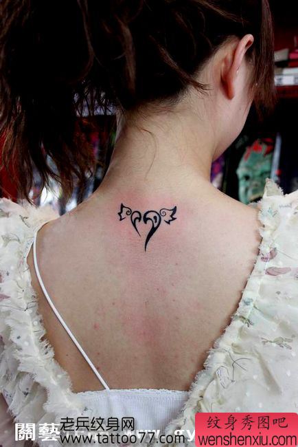 美女颈部好看的图腾爱心翅膀纹身图案
