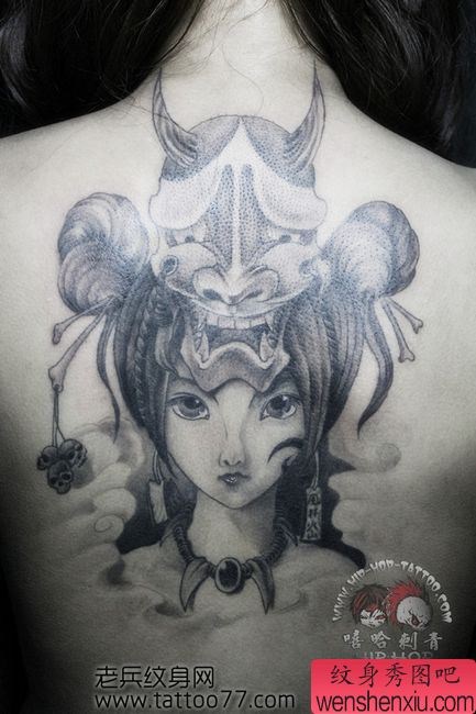 一幅背部日本美女般若纹身图案