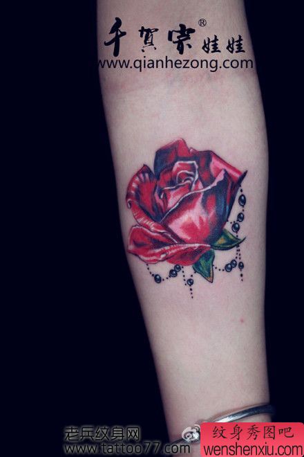 精美的手臂彩色玫瑰花纹身图案