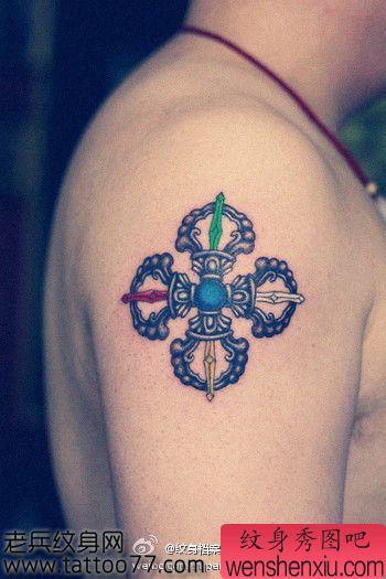 一幅手臂宗教金刚杵纹身图案