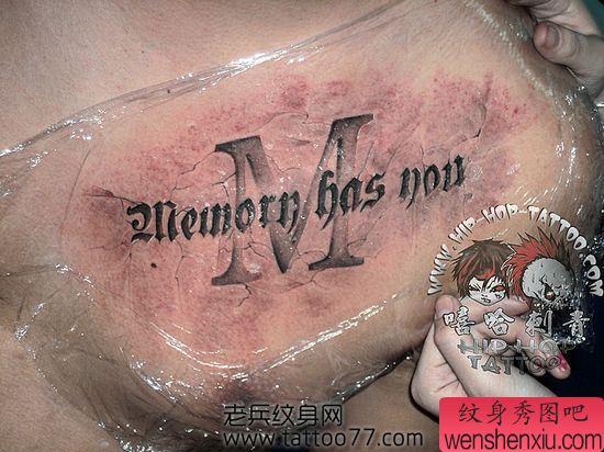 流行的胸部烙印地裂文字纹身图案