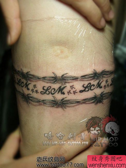 手臂荆条字母纹身图案
