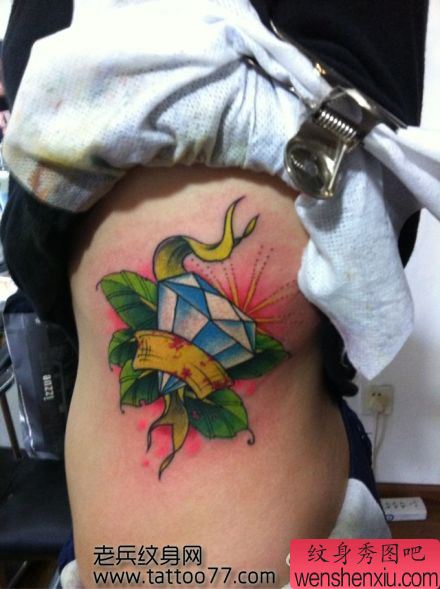 一幅侧腰彩色钻石纹身图案