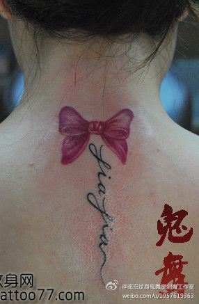 美女颈部蝴蝶结字母纹身图案