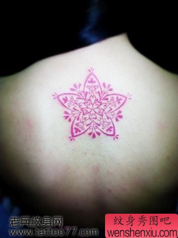 一幅美女背部粉色图腾纹身图案