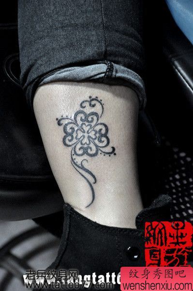 流行时尚的腿部图腾四叶草纹身图案