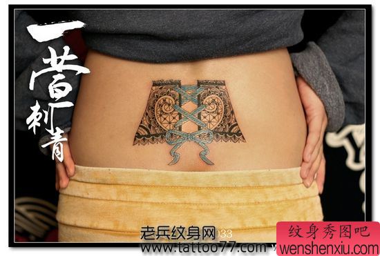 腰部另类流行的蕾丝纹身图案