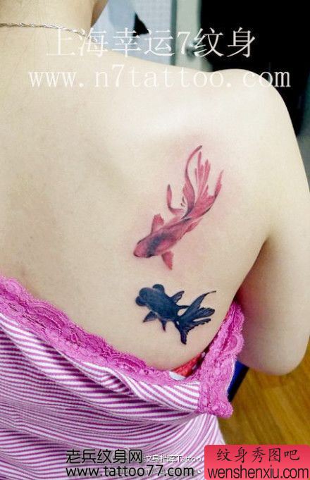 唯美的美女背部水墨画金鱼纹身图案