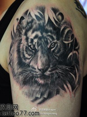 流行霸气的手臂虎头纹身图案