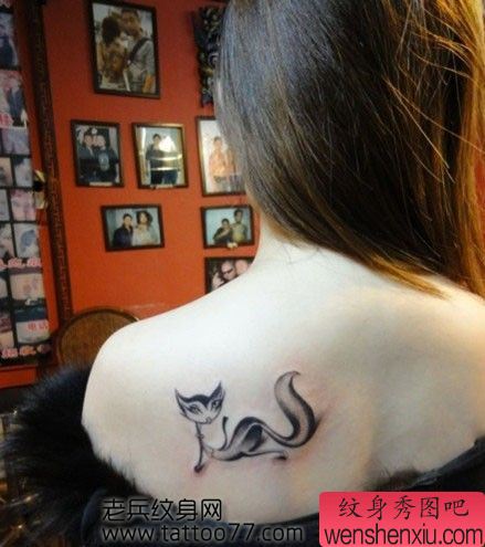 流行的美女背部狐狸纹身图案