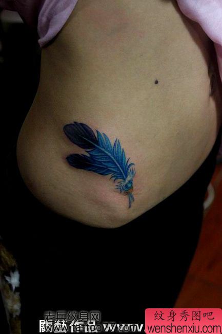 美女腹部唯美好看的羽毛纹身图案