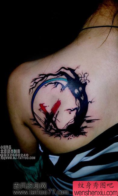 美女肩部另类的图腾树十字架纹身图案