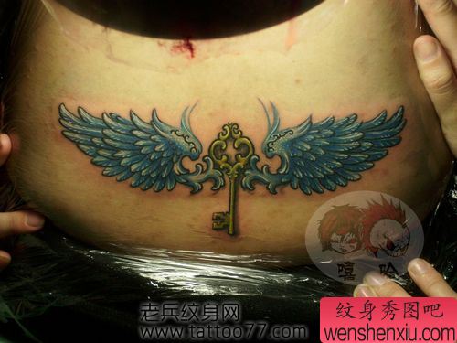 腰部流行好看的翅膀钥匙纹身图案