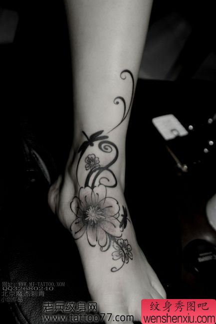 美女脚部唯美的花卉蜻蜓纹身图案