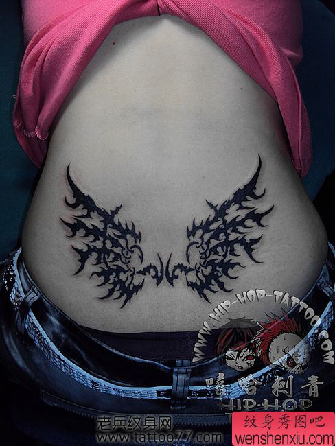 腰部流行的图腾翅膀纹身图案
