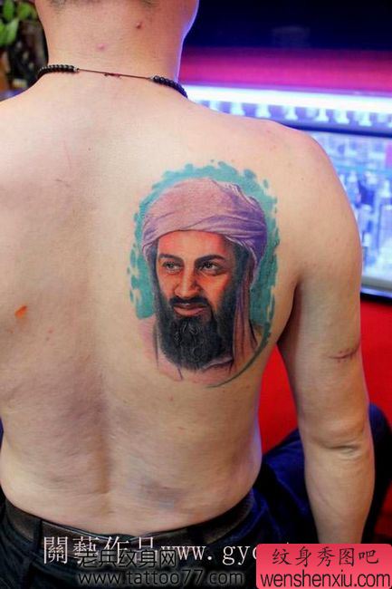 一幅背部拉登肖像纹身图案