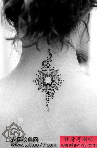 美女颈部印度图腾纹身图案