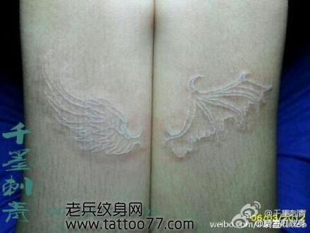 时尚流行的白色翅膀纹身图案