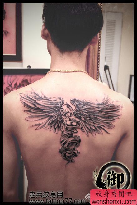经典的背部天使翅膀纹身图案