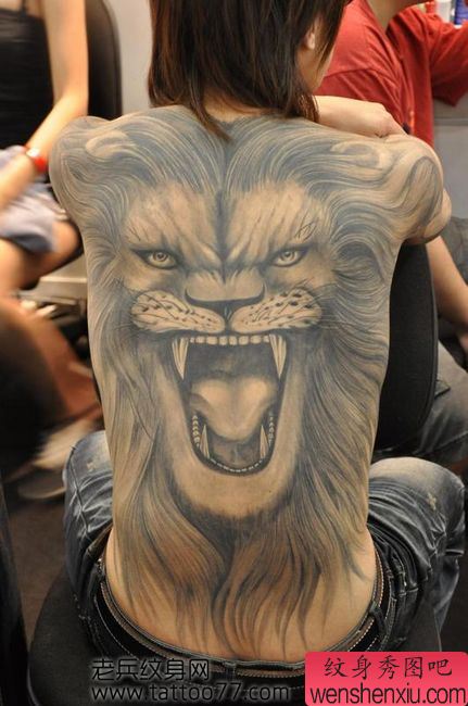 超霸气的满背狮头纹身图案