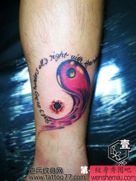 经典流行的腿部八卦字母纹身图案