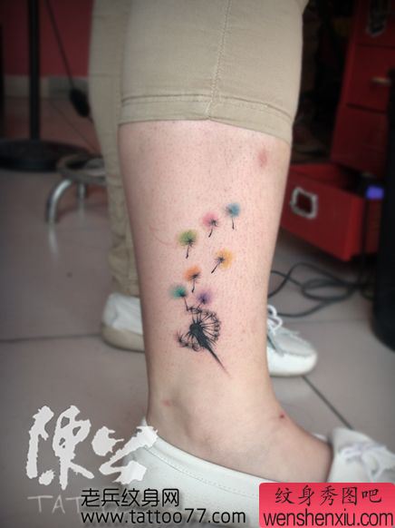 流行时尚的彩色蒲公英纹身图案