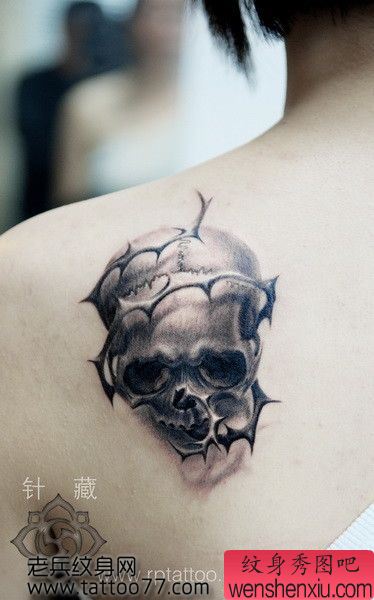 美女肩部经典骷髅荆条纹身图案