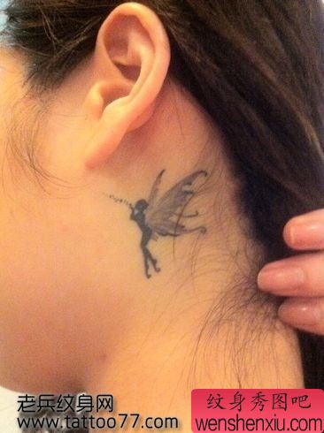 美女颈部可爱小巧的精灵纹身图案