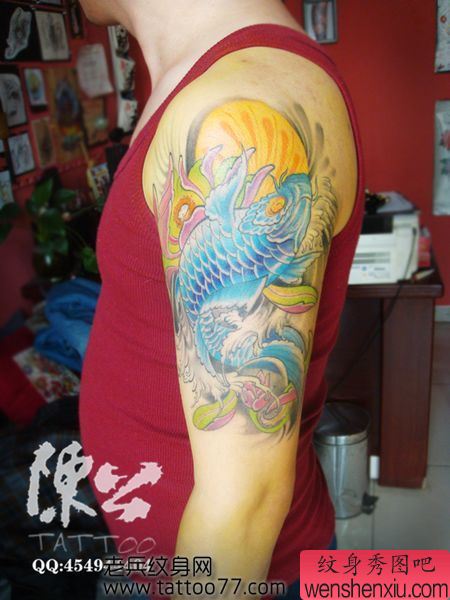 手臂艳丽的鲤鱼纹身图案