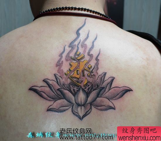 背部流行的莲花梵文纹身图案