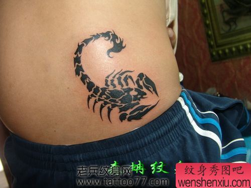 好看经典的腰部图腾蝎子纹身图案