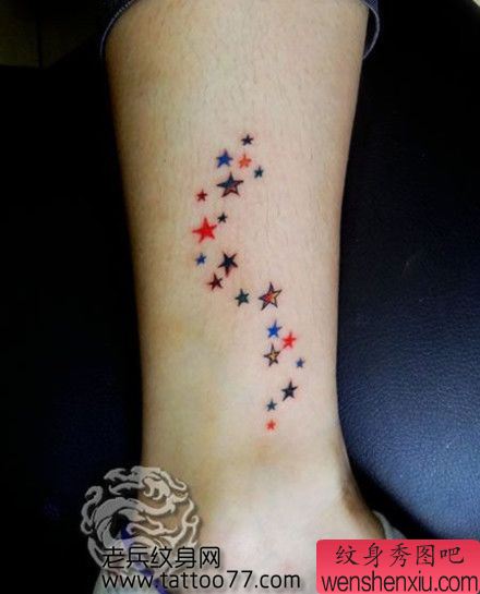 流行时尚的彩色小五角星纹身图案