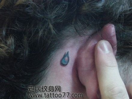 耳部小巧的小水滴纹身图案