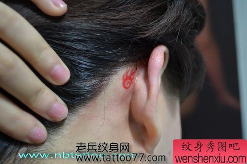 美女耳部经典的火焰纹身图案