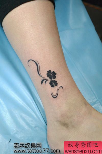 女孩子喜欢的腿部图腾幸运草藤蔓纹身图案