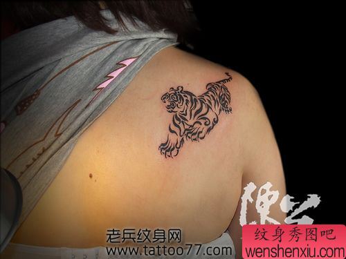 美女肩部帅气的图腾老虎纹身图案