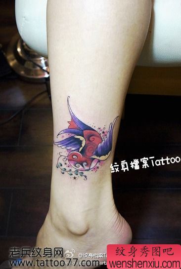 时尚的欧美风格的燕子纹身图案