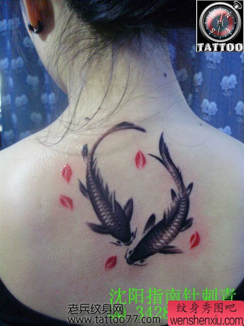 一幅唇印水墨画锦鲤纹身图案