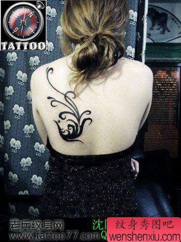 美女背部经典流行的图腾凤凰纹身图案