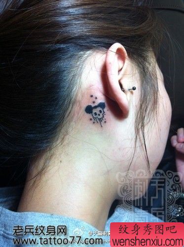 美女耳部可爱的骷髅头纹身图案