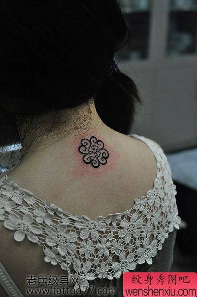 女孩子喜欢的图腾四叶草纹身图案